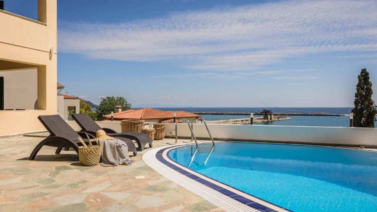 Ένα όμορφο ξενοδοχείο μπροστά στη θάλασσα, value for money και κοντά στην Αθήνα για μια υπέροχη εκδρομή