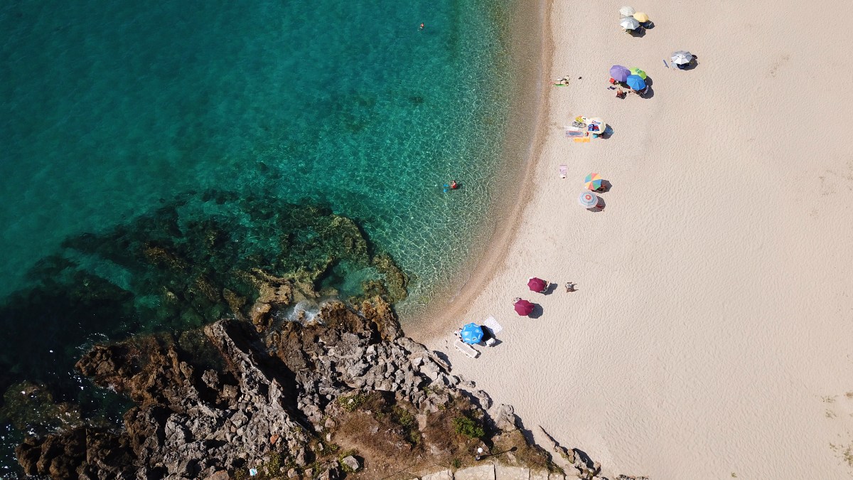 Ιόνιο: Οι 11 κορυφαίες παραλίες στα ζαφειρένια νερά του
