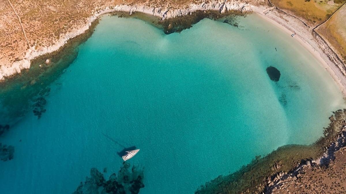 Το μικρό «μυστικό» νησί των Κυκλάδων – ένας επίγειος παράδεισος που τα νερά του θυμίζουν Μαλδίβες