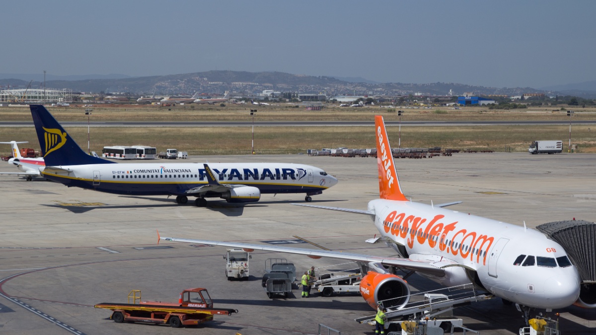 Πρόστιμο 150 εκατ. ευρώ σε low cost γνωστές αεροπορικές εταιρείες για «καταχρηστικές» χρεώσεις χειραποσκευών και θέσεων