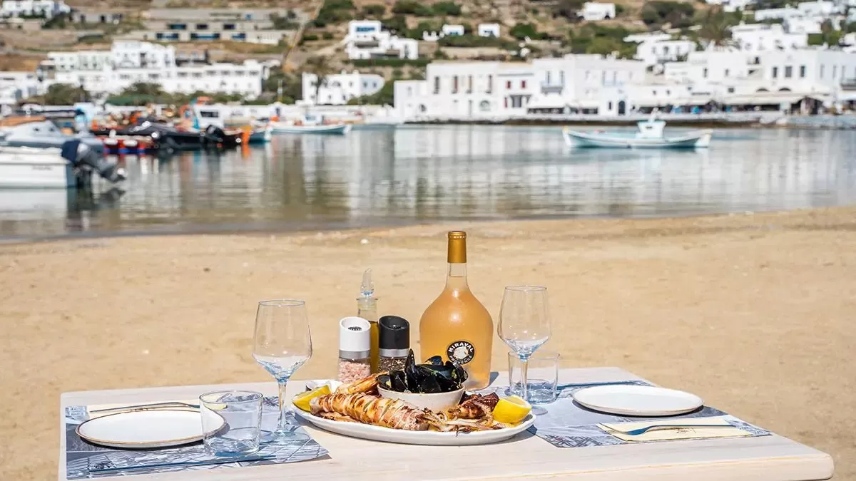 απόλαυση εκεί που σκάει το κύμα