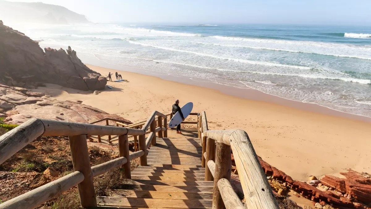 Θέα στην Praia do Amado, παραλία και σημείο για σέρφερ κοντά στο Sagres και το Lagos, Costa Vicentina Algarve Πορτογαλία