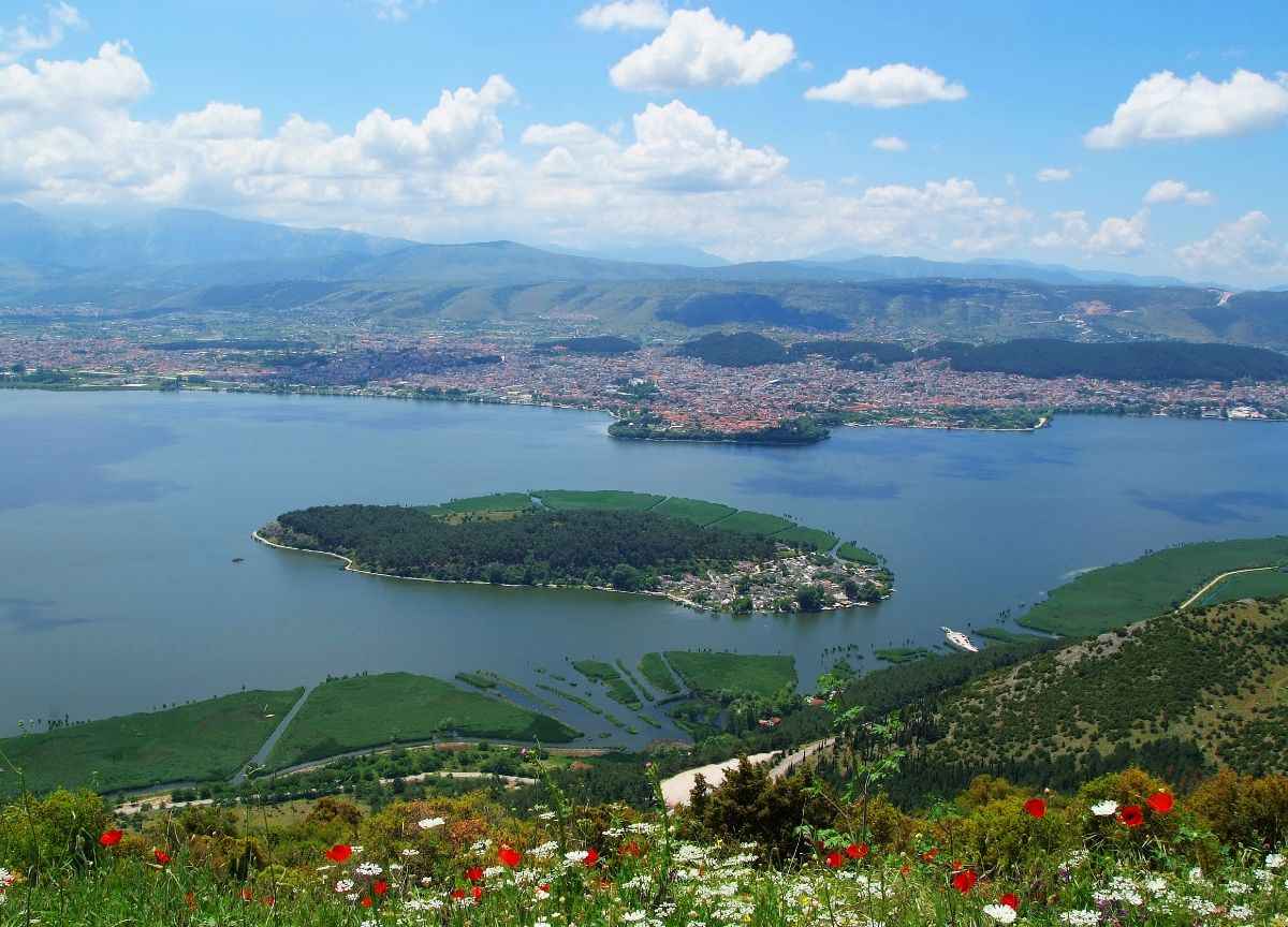Με θέα τη λίμνη Παμβώτιδα