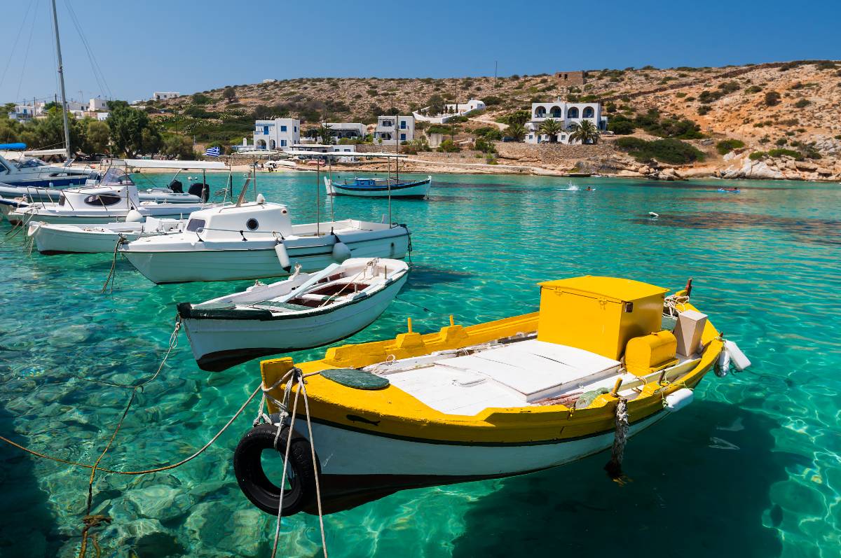 Φωτογραφία από drone από βάρκες αγκυροβολημένες σε τιρκουάζ, καθαρά νερά σε βραχώδη παραλία στο νησί Ηρακλειά
