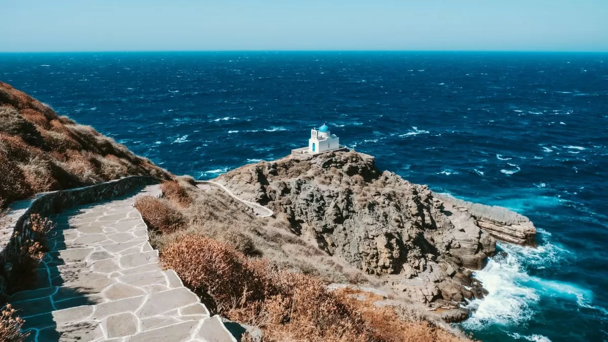 Απίστευτη γραφική εκκλησία της Σίφνου στην πόλη Κάστρο