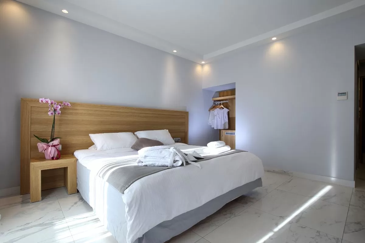 Μίνιμαλ αισθητική στα δωμάτια του Lefkas Hotel