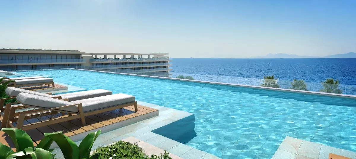 Η πισίνα στην ταράτσα του GRAND HOTEL
