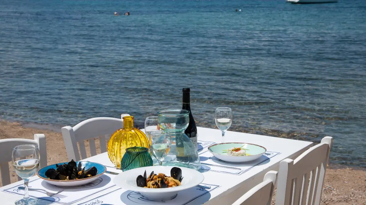 Babis Restaurant: Τραπέζι πάνω στο κύμα – Ένα από τα πιο ρομαντικά εστιατόρια 1 ώρα μακριά από την Αθήνα