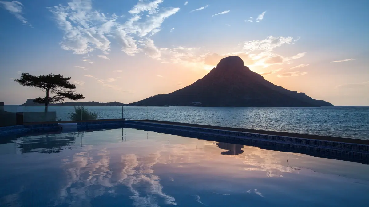 Carian Hotel: Διαμονή 4 αστέρων με θέα… από τις πιο εντυπωσιακές του Αιγαίου