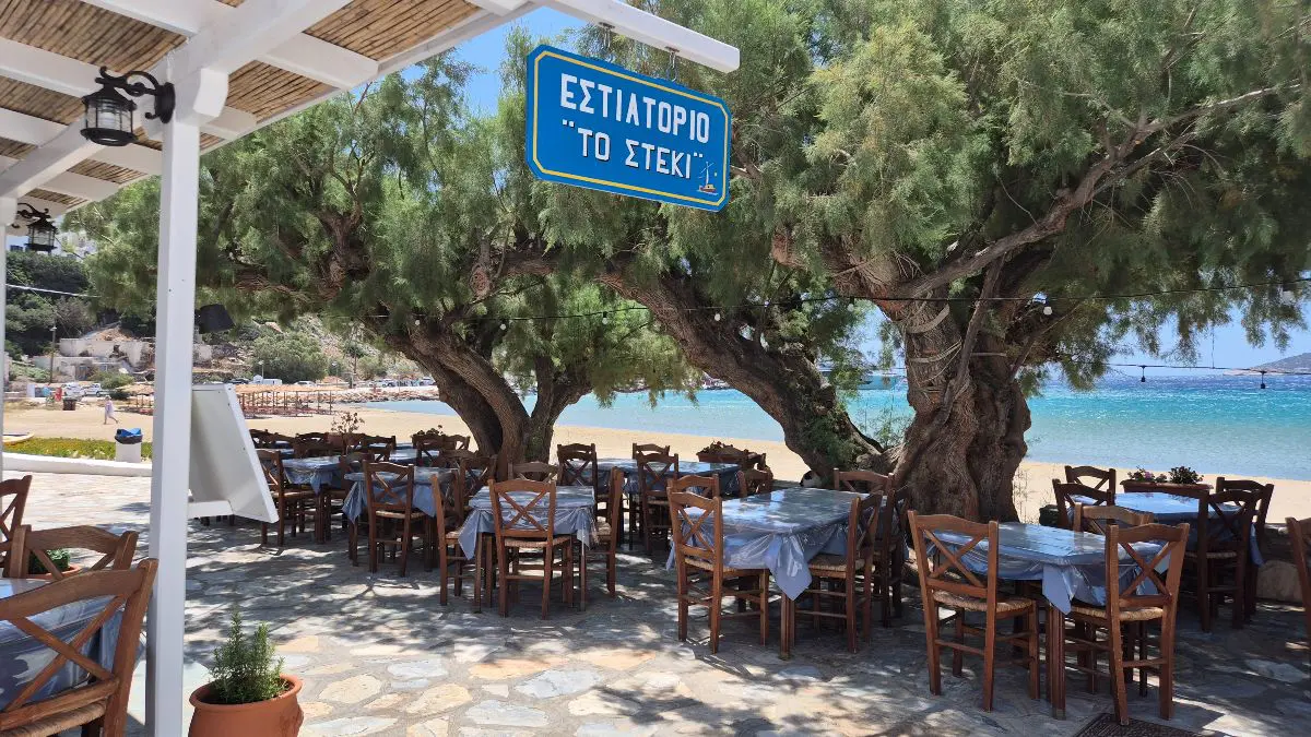 Το Στέκι: Η φημισμένη ταβέρνα της Σίφνου που θα σε μυήσει στην γαστρονομία του νησιού