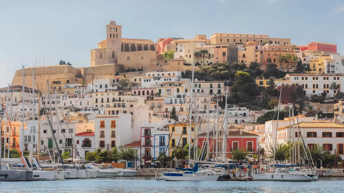 Θέα στο λιμάνι της ιστορικής παλιάς πόλης της Ίμπιζα