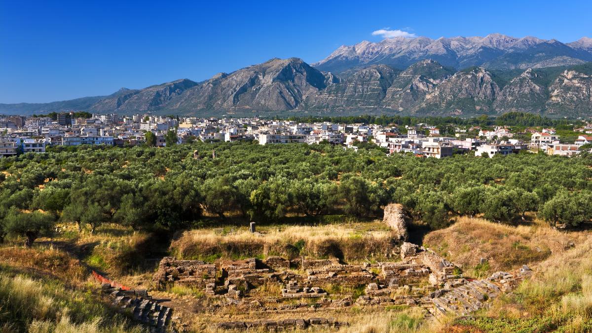 Ερείπια της αρχαίας Σπάρτης - ερείπια θεάτρου. Στο βάθος διακρίνεται η σύγχρονη πόλη και ένα τμήμα του ορεινού όγκου του Ταΰγετου.