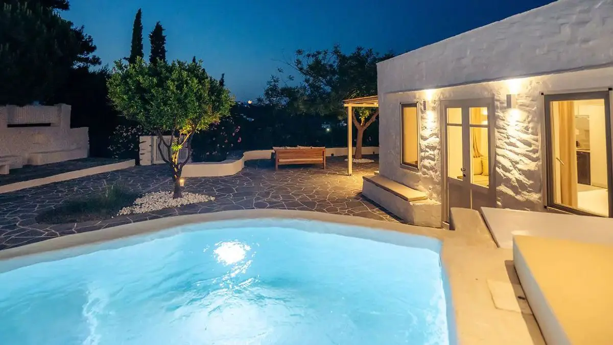 Ιδιωτικό jacuzzi, μοναδική ατμόσφαιρα και θέα: Μια ονειρεμένη διαμονή στο Rabagas Suites στη Σίφνο