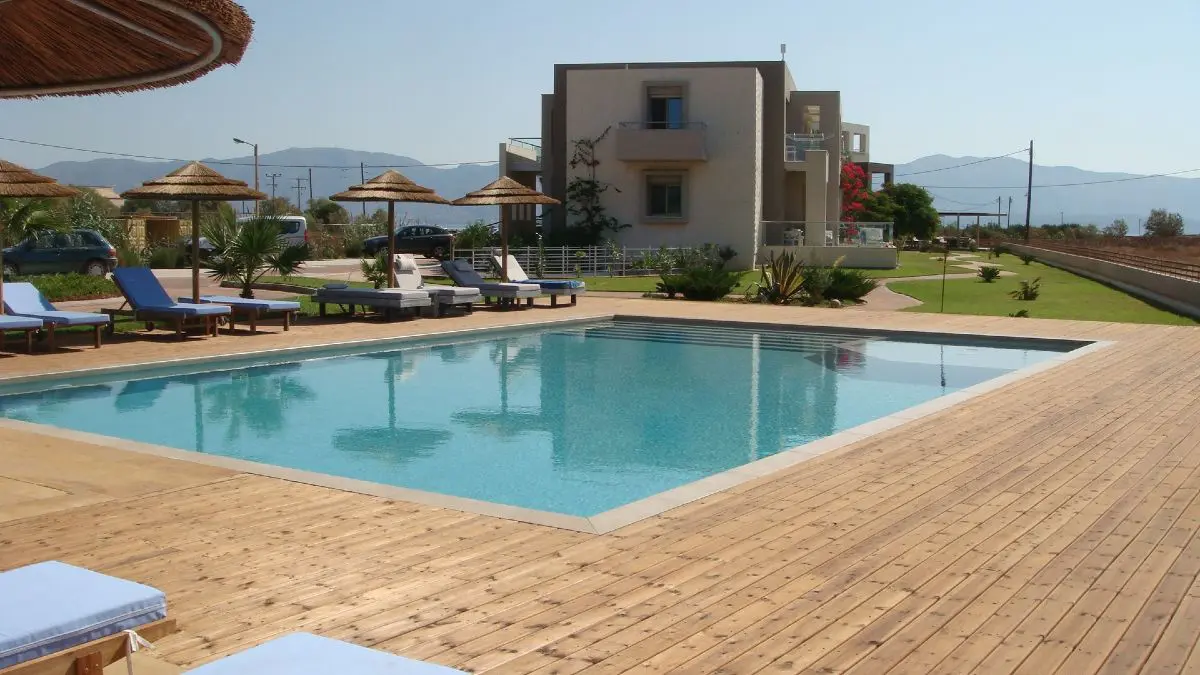Double Bay Beach Hotel: Διακοπές με θέα μία από τις πιο όμορφες παραλίες της Μεσογείου