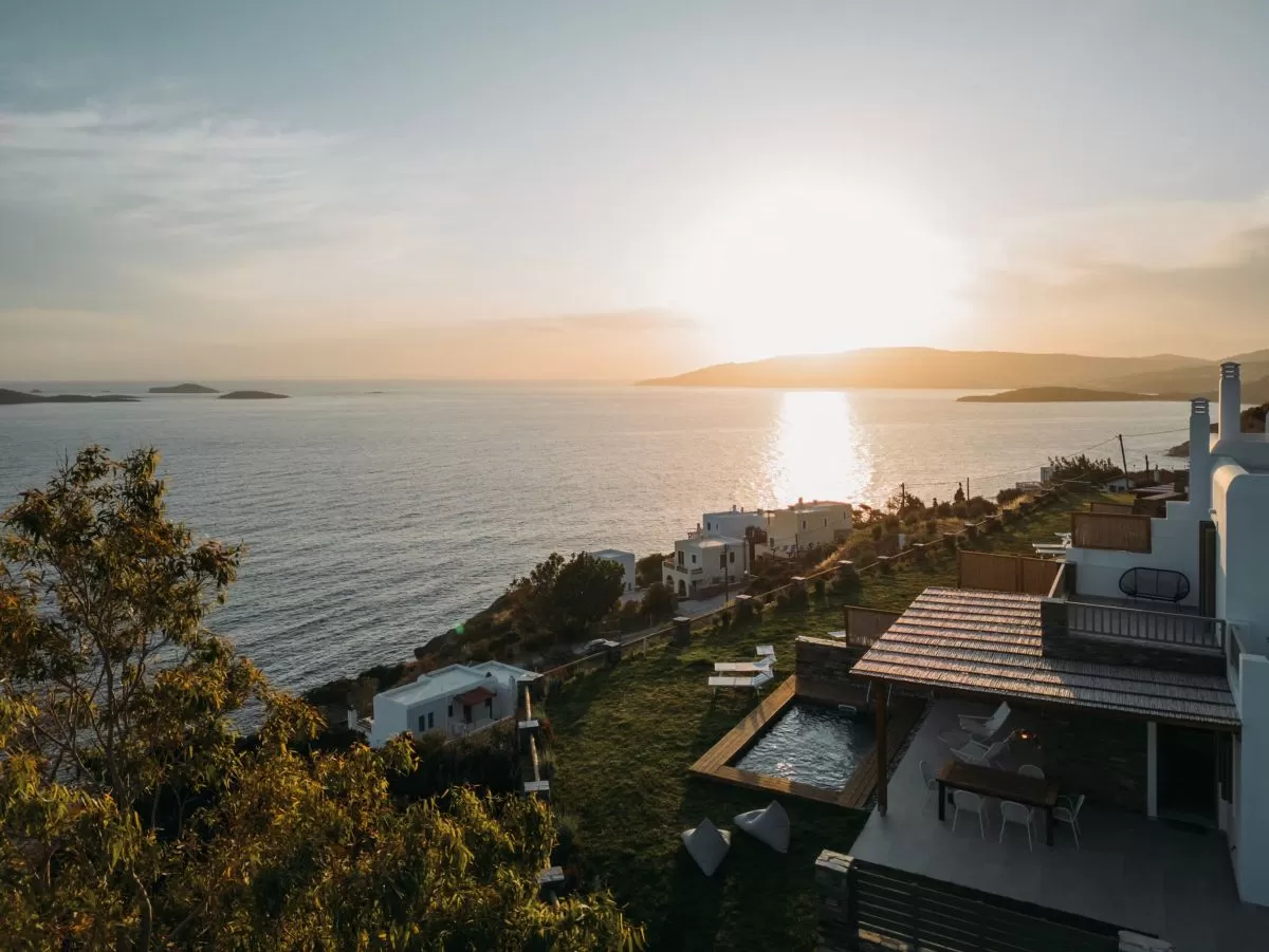 Το εντυπωσιακό ηλιοβασίλεμα από το Etesian Villas