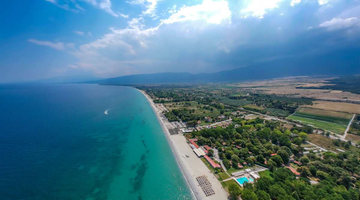Αεροφωτογραφία πανοραμικής θέας πάνω από την παραθαλάσσια πόλη, τη θάλασσα και την παραλία της Πλάκας Λιτόχωρου στην Πιερία