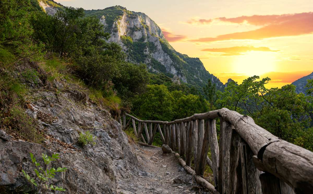 Όμορφο ηλιοβασίλεμα πάνω από τον Όλυμπο στην Ελλάδα. Αυτός είναι ο μικρός δρόμος προς τον Ενιπέα, τις πηγές του ποταμού Λουτρού Δία, κοντά στο χωριό Λιτόχωρο.