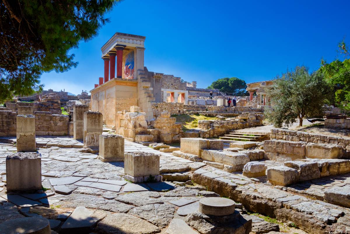 Η βόρεια είσοδος του παλατιού με την τοιχογραφία του ορμόμενου ταύρου στην Κνωσό της Κρήτης