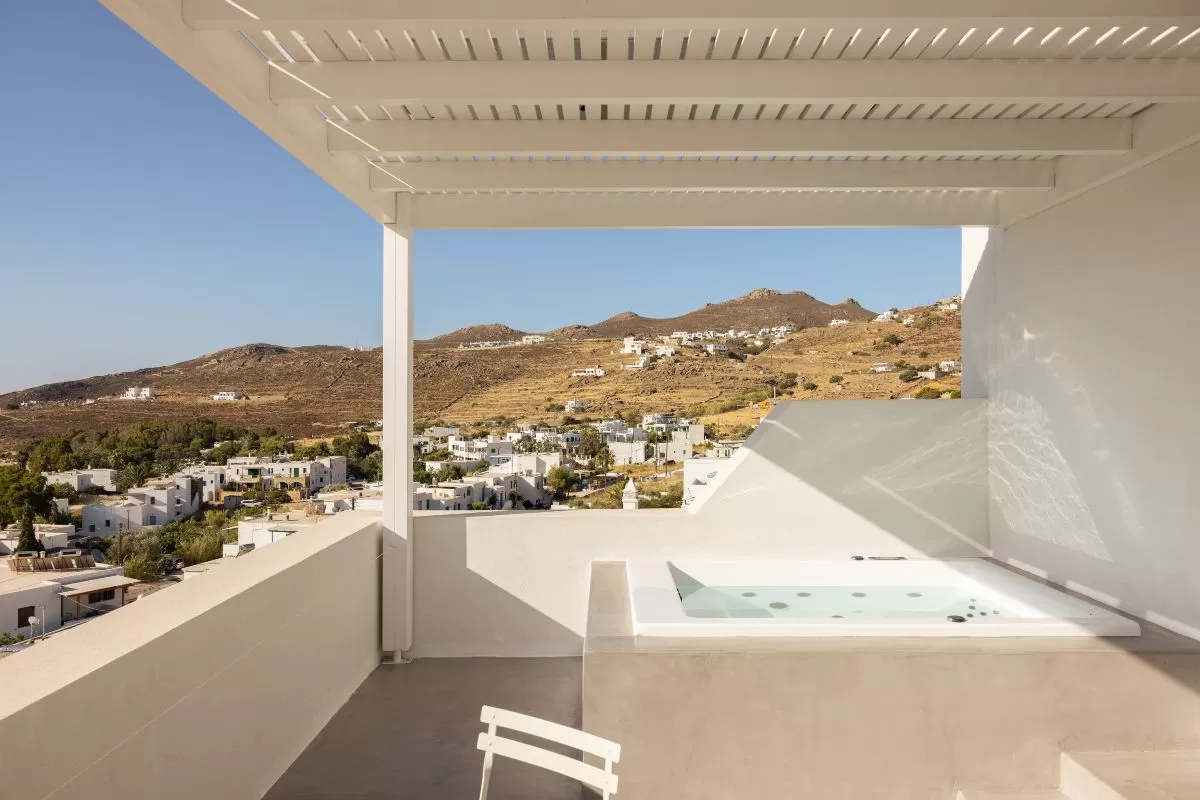 Από το jacuzzi των Maxi δωματίων, απολαμβάνεται πανοραμική θέα σε βουνό και θάλασσα