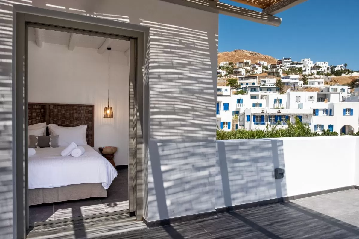 Το Nautilus Serifos βρίσκεται σε μια προνομιακή θέση στο νησί