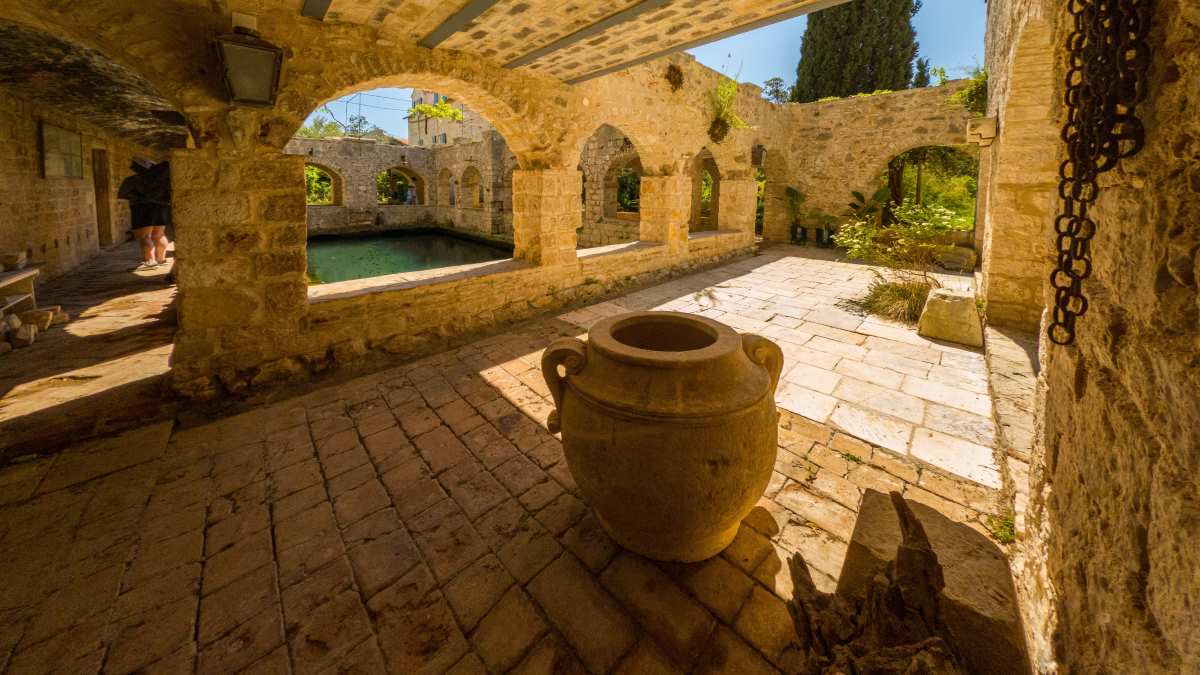 Κάστρο Τβρντάλτζ στο Στάρι Γκραντ της Κροατίας, καταπληκτικό τοπίο με κήπους κάστρου