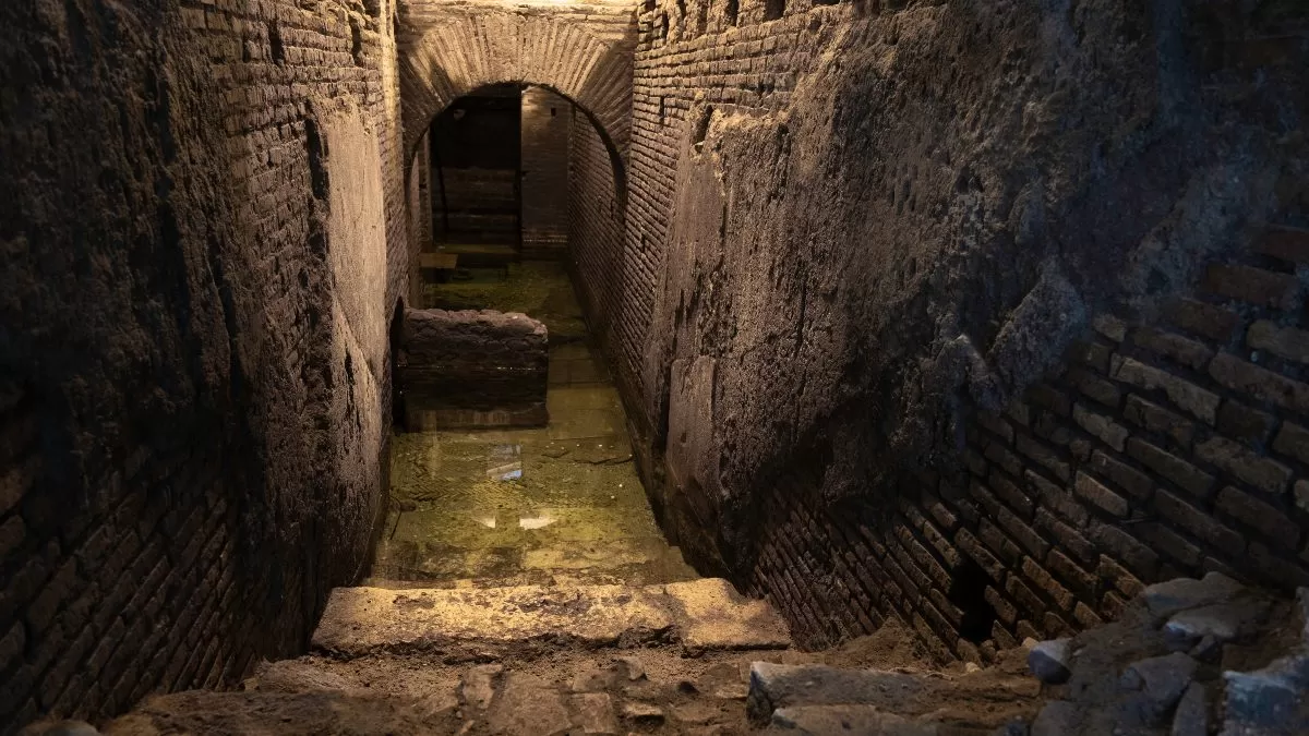Vicus Caprarius, τα υπόγεια ερείπια της δεξαμενής νερού που τροφοδοτούσε με νερό την αρχαία Ρώμη και η Φοντάνα ντι Τρέβι με μέρος του υδραγωγείου «Aqua Vergine»