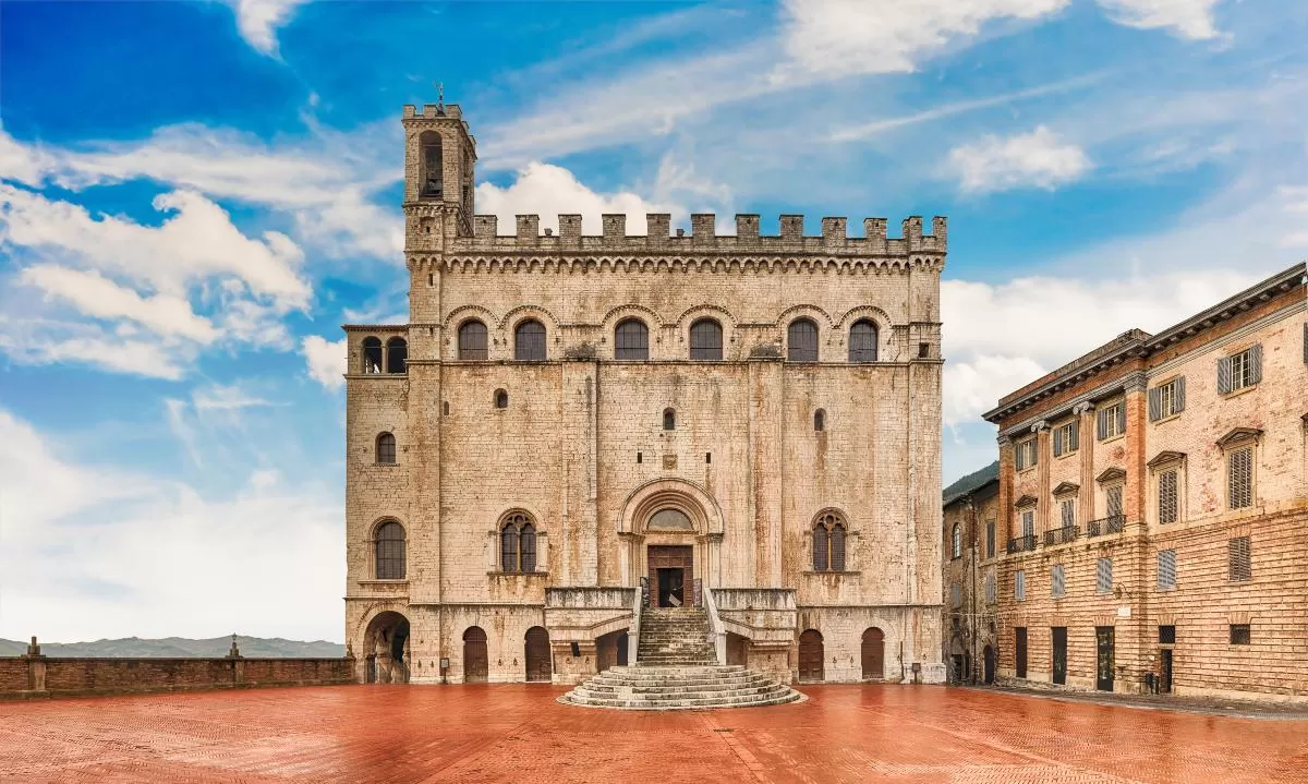 Άποψη του Palazzo dei Consoli, ενός μεσαιωνικού κτιρίου με θέα την γραφική Piazza Grande στο Γκούμπιο, Ούμπρια, κεντρική Ιταλία. Στεγάζει το τοπικό Δημοτικό Μουσείο.