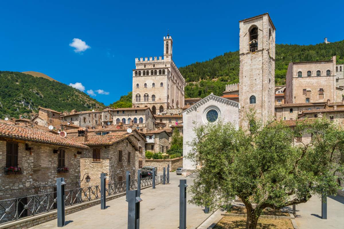 Γραφική άποψη στο Γκούμπιο με το Palazzo dei Consoli και την εκκλησία του Giovanni Battista, μεσαιωνική πόλη στην επαρχία της Περούτζια