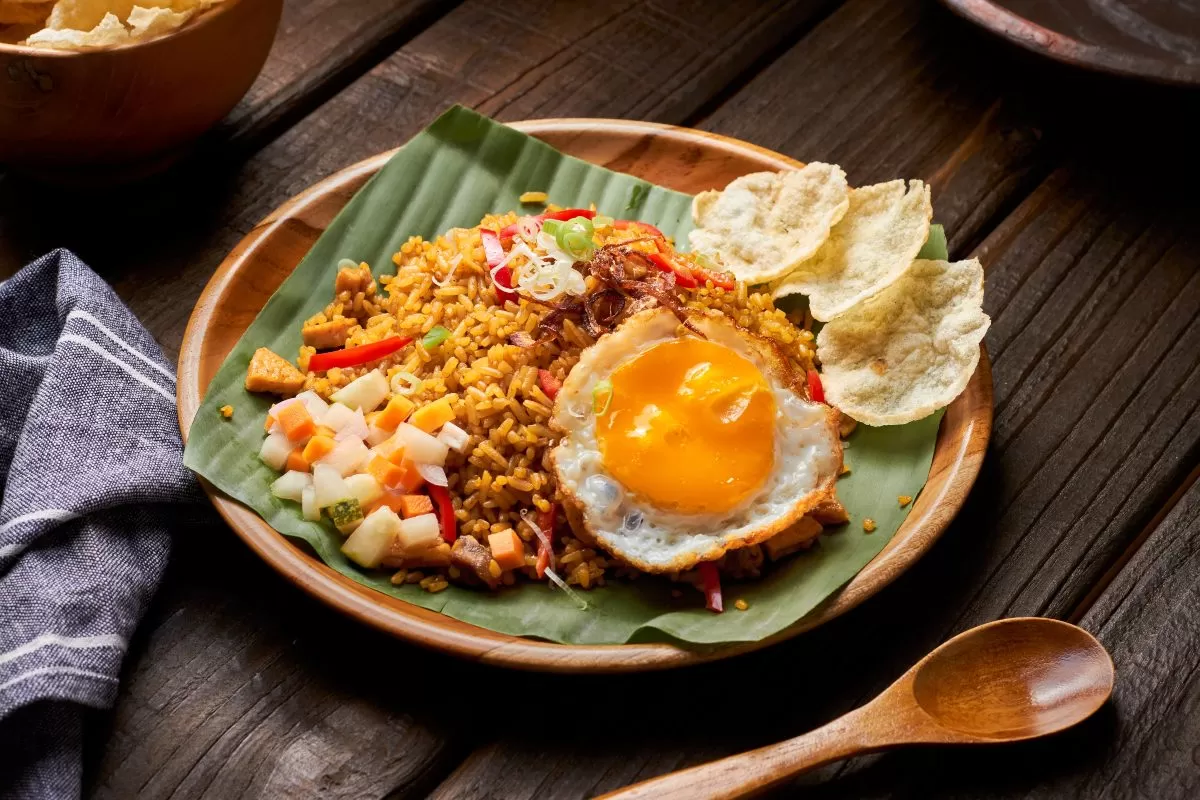 Το Nasi goreng είναι ένα πιάτο με τηγανητό ρύζι από τη Νοτιοανατολική Ασία, που συνήθως μαγειρεύεται με κομμάτια κρέατος και λαχανικά. Το Nasi goreng θεωρείται από καιρό ένα σημαντικό βασικό στοιχείο της ινδονησιακής κουζίνας.