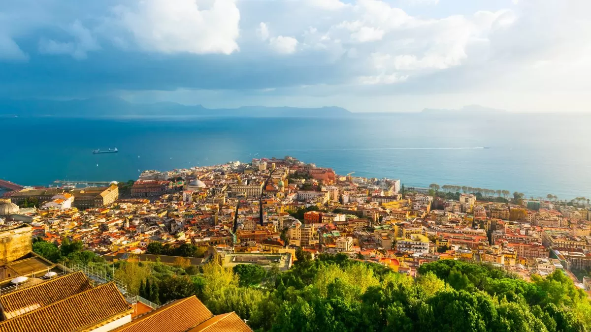 Panoramic view of Naples city and Gulf of Naples-sh Πανοραμική θέα της πόλης της Νάπολης και του κόλπου της Νάπολης, Ιταλία