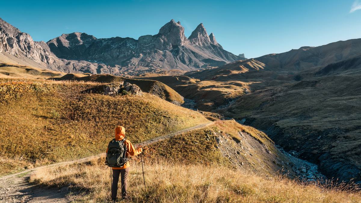 Savoy-France-sh Πεζοπόρος που στέκεται απέναντι από τον μαγευτικό ορεινό όγκο Aiguilles d'Arves με την εμβληματική κορυφή του βουνού στις Γαλλικές Άλπεις στη Σαβοΐα της Γαλλίας