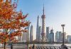 Ο ταξιδιωτικός οδηγός του Τάσου Δούση για τη Σαγκάη – εκεί όπου η παράδοση συναντά το μέλλον Σύγχρονο αστικό τοπίο ουρανοξύστη της Σαγκάης και κόκκινο σφένδαμο σε πρώτο πλάνο