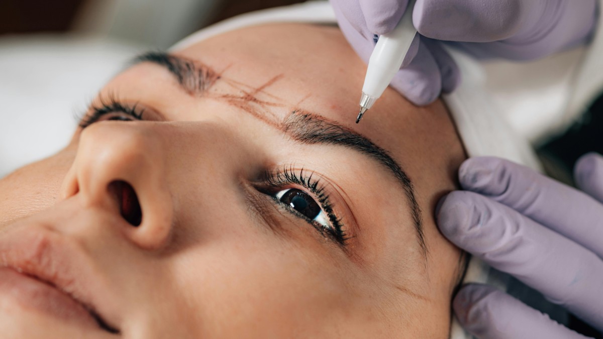 Ο απόλυτος οδηγός για καλοσχηματισμένα και γεμάτα φρύδια