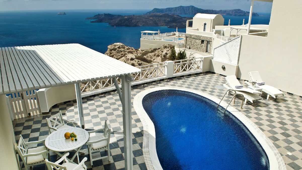 Celestia Grand Santorini Villas: Με θέα την καλντέρα και το απέραντο γαλάζιο