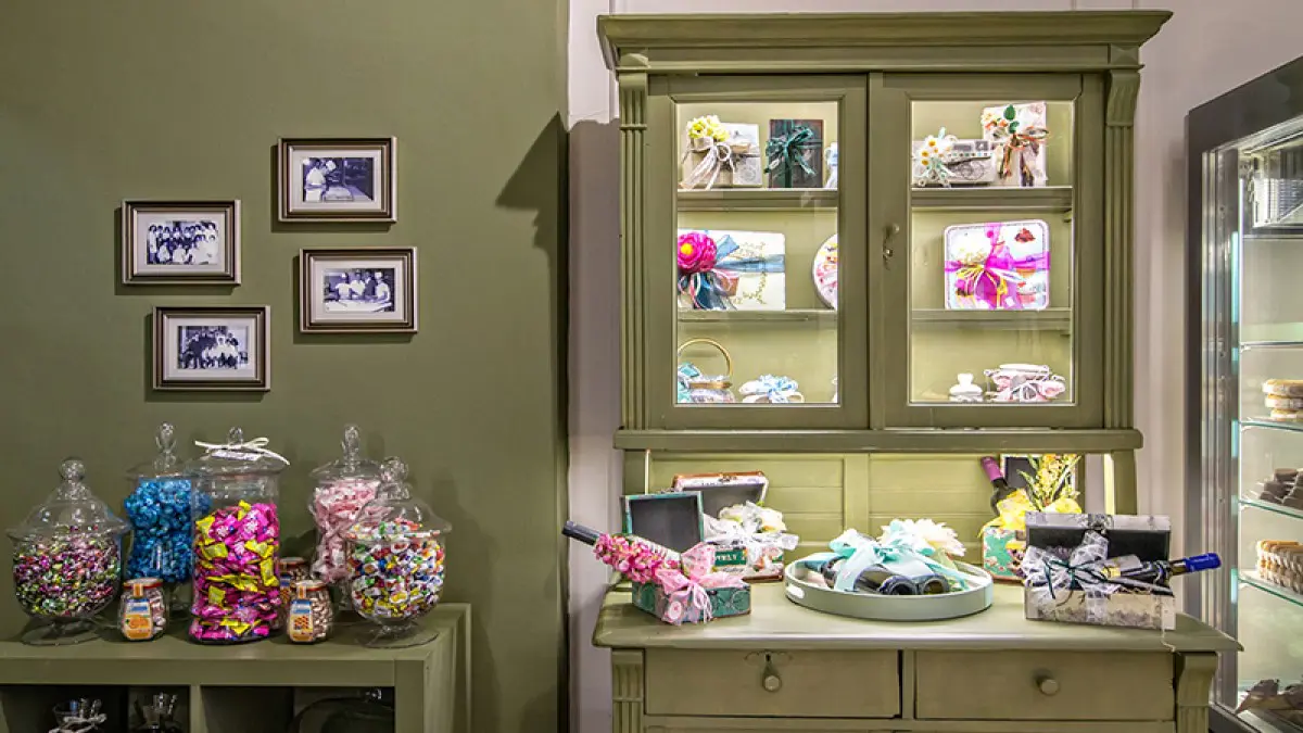 Ζαχαροπλαστείο Νούφαρα: Γλυκιά παράδοση στην καρδιά της Τήνου