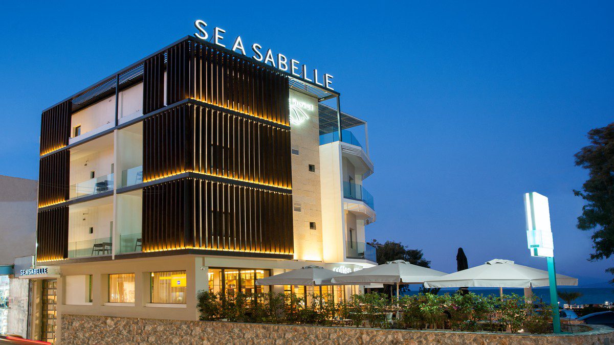 Seasabelle Hotel: Το κομψό beachfront ξενοδοχείο στην Αρτέμιδα που αξίζει να ανακαλύψεις
