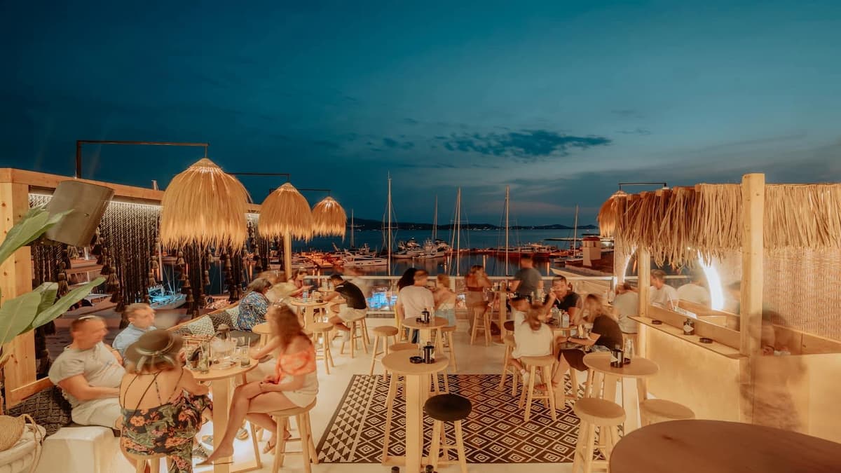 Like Home Bar: εκεί που το ηλιοβασίλεμα της Νάξου συναντά το απόλυτο λαλοκαιρινό party | Ταξίδια στο LivePress.gr