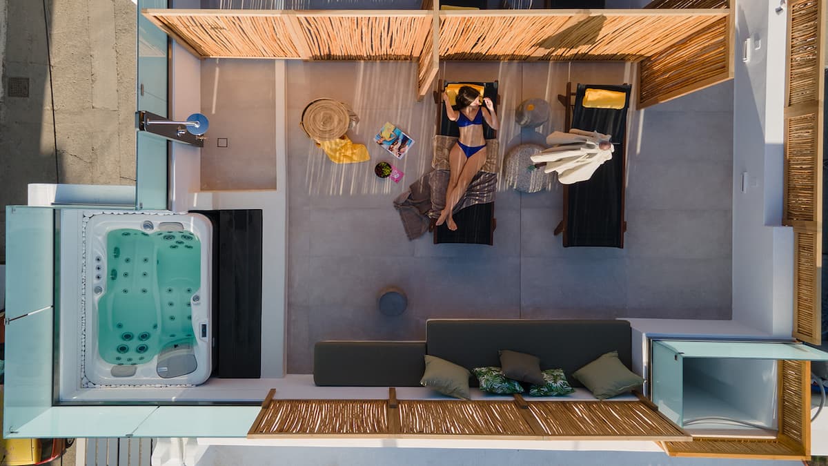 Makava Suites: Μια ηλιόλουστη «όαση» κυκλαδίτικης κομψότητας στην καρδιά της Χώρας