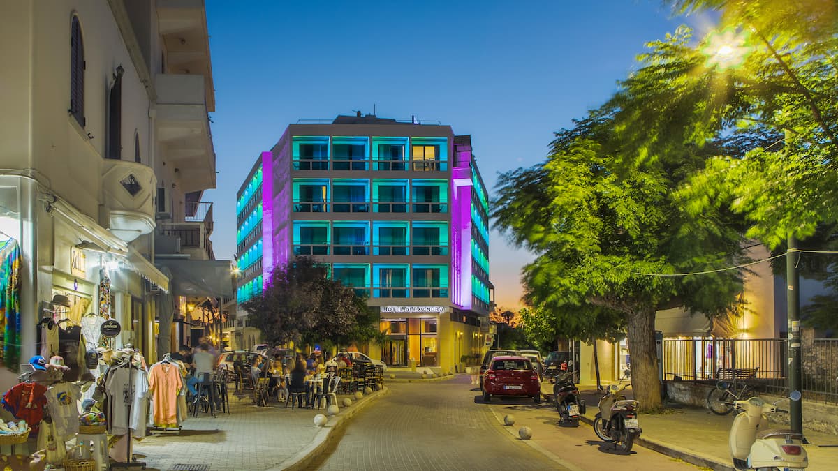 Alexandra Hotel: Η επιτομή της πολυτέλειας και της ελληνικής φιλοξενίας στο υψηλότερο σημείο της πόλης