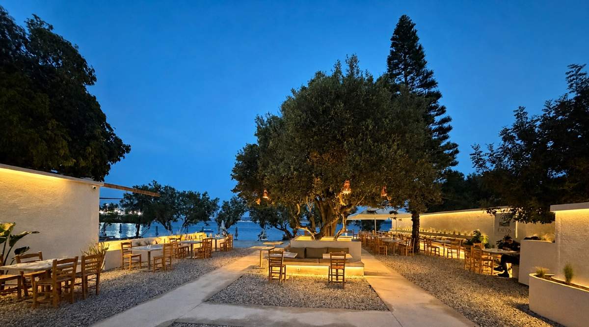 Cavos Restaurant: Εκεί όπου η αυθεντική ελληνική γαστρονομία συναντά τη μαγεία της Μήλου!
